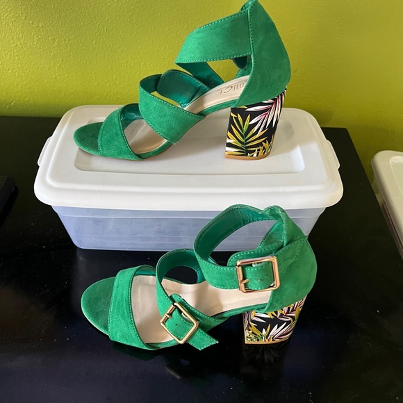 Shoes - Picture 2 of 8